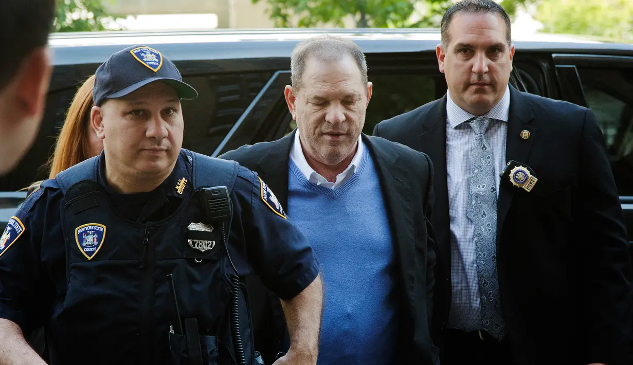 Produser Hollywood Harvey Weinstein dengan kawalan tiba di pengadilan, New York, Jumat (25/5). Harvey Weinstein mendapatkan penangguhan penahanan dengan uang jaminan 1 juta dolar AS dengan sangkaan pemerkosaan dan kekerasan seks. (AP/Mark Lennihan)