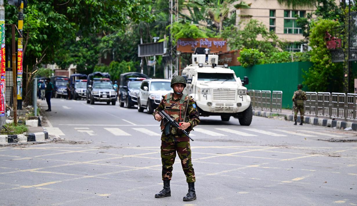 Personel militer Bangladesh berjaga di sepanjang jalan di tengah protes anti-kuota PNS, Dhaka, 23 Juli 2024. (Munir UZ ZAMAN/AFP)