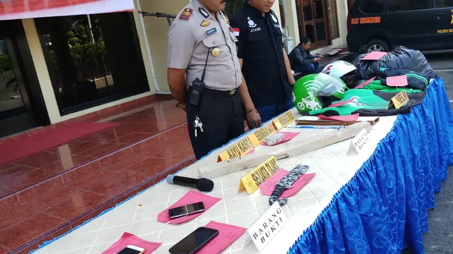Polisi menunjukan barang bukti pengeroyokan ojek online terhadap pengamen
