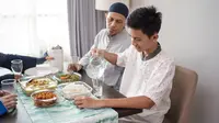 Ilustrasi berbuka puasa di rumah. (c)odua/Depositphotos.com