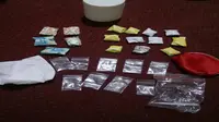 Kasat Narkoba Polrestabes Makassar, Kompol Diari Estetika Perlihatkan Bukti Sabu Hasil Tangkapan Tim Hiu (Liputan6.com/ Eka Hakim)