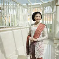 Erina Gudono memadukan kebaya putih brokat dengan selendang dan kain warna coklat dan motif serasi. [Instagram/@erinagudono]