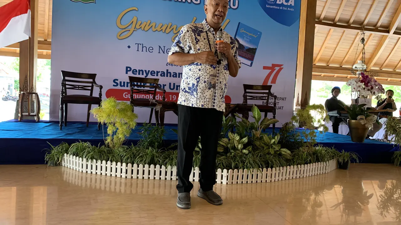 Komisaris Independen PT Bank Central Asia Tbk (BCA) Cyrillus Harinowo saat hadir dalam acara pembukaan buku Gunungkidul The Next Bali di Pendopo Taman Budaya Gunungkidul, Yogyakarta pada Jumat (19/8/2022).