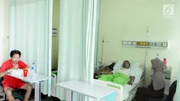 Pasien demam berdarah dengue (DBD) tengah mendapatkan perawatan di RSUD Pasar Minggu, Jakarta, Rabu (30/1). Dinas Kesehatan DKI Jakarta mengatakan terdapat 613 kasus DBD selama Januari 2019. (Liputan6.com/Herman Zakharia)