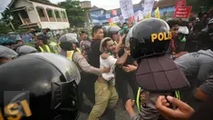 Sejumlah pengunjuk rasa dari Solidaritas Perjuangan Demokrasi terlibat bentrok dengan aparat kepolisian di Yogyakarta, (23/2). Aksi di halau aparat untuk mengan tisipasi terjadinya konflik antara  ormas yang pro LGBT dan anti LGBT. (Boy Harjanto)
