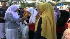 Tak latah dengan konvoi atau corat-coret saat kelulusan, para siswa ini justru lakukan aksi sosial seperti membagikan makanan dan lakukan pemeriksaan kesehatan gratis.