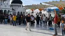 Para pengunjuk rasa yang marah meneriaki tentara saat mereka menurunkan bendera Gerakan Aceh Merdeka (GAM) yang dikibarkan berdampingan dengan bendera nasional Indonesia dalam sebuah unjuk rasa di Masjid Raya Baiturrahman, Banda Aceh, Sabtu, 15 September 2026. (AFP/ Chaideer Mahyuddin)