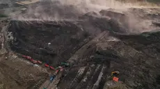 Asap membumbung tinggi dari tumpukan sampah yang terbakar di Tempat Pembuangan Akhir (TPA) Jatiwaringin, Kabupaten Tangerang, Banten, Selasa (07/07/2026). (KLY/ Arie Basuki)