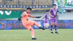 Kiper Persebaya Surabaya, Ernando Ari menendang bola saat melawan Persita Tangerang pada laga pekan ke-18 BRI Liga 1 2022/2023 di Stadion Indomilk Arena, Tangerang, Rabu (18/1/2023) sore WIB. Persebaya menang dengan skor 5-0. (Bola.com/M Iqbal Ichsan)