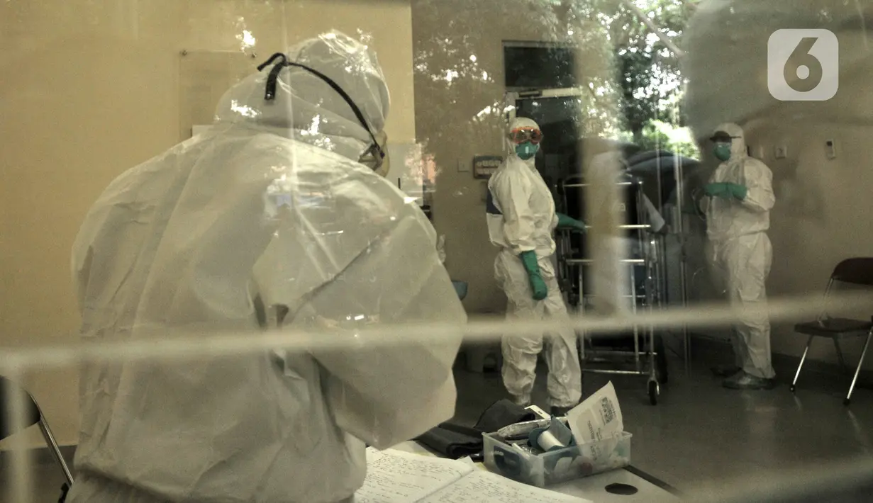 Aktivitas tim medis saat menangani pasien dalam pengawasan (PDP) virus corona atau COVID-19 di ruang isolasi Gedung Pinere, RSUP Persahabatan, Jakarta Timur, Rabu (4/3/2020). Sebanyak 10 dari 31 pasien yang dipantau dan diawasi RSUP Persahabatan merupakan pasien rujukan. (merdeka.com/Iqbal Nugroho)