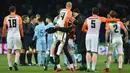 Para pemain Shakhtar Donetsk merayakan keberhasilan lolos ke 16 besar Liga Champions setelah mengalahkan Manchester City di Stadion Metalist, Kharkiv, Rabu (6/12/2017). Shakhtar menang 2-1 atas City. (AFP/Genya Savilov)