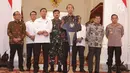 Presiden Joko Widodo (tengah) menyampaikan keterangan terkait kerusuhan pascapengumuman hasil Pemilu 2019 di Istana Merdeka, Jakarta, Rabu (22/5/2019). Jokowi mengatakan tidak akan menoleransi pihak-pihak yang akan mengganggu keamanan, proses demokrasi, dan persatuan negara. (Liputan6.com/HO/Ran)