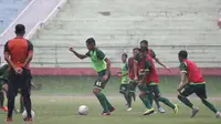 Skuat Persebaya berlatih dalam guyuran hujan. (Bola.com/Aditya Wany)