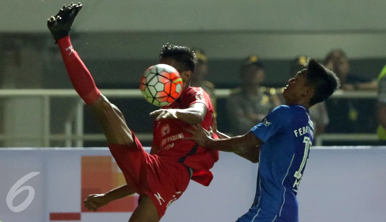 Gelandang Persib, Febri Hariyadi (kanan) berebut bola dengan pemain Semen Padang di laga perebutan tempat ketiga Piala Presiden 2017 di Stadion Pakansari, Kab Bogor, Sabtu (11/3). Persib menang 1-0. (Liputan6.com/Helmi Fithriansyah) 