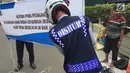 Petugas bersiap memasang spanduk larangan bagi PKL yang menggelar lapak dagangan saat CFD di Jakarta, Minggu (11/2). Pasalnya, mereka menggelar lapak dagangannya di bahu jalan. (Liputan6.com/Immanuel Antonius)