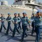 Pasukan perdamaian Satgas Maritime Task Force (MTF) TNI Konga XXIII-H Unifil Lebanon berbaris untuk mengikuti upacara melepas keberangkatan KRI Bung Tomo-357 ke Lebanon di dermaga Mako Kolinlamil, Jakarta, Kamis (27/8/2015). (Liputan6.com/Faizal Fanani)