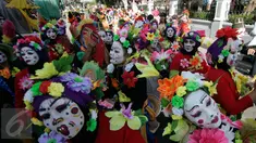Sejumlah peserta mengikuti pawai pembukaan Festifal Kesenian Yogyakarta (FKY) 2016 di Jalan Malioboro, Yogyakarta (23/8) FKY  28 yang mangusung tema "Masa Depan Hari Ini Dulu "akan berlangsung hingga 9 September 2016. (Boy Harjanto)