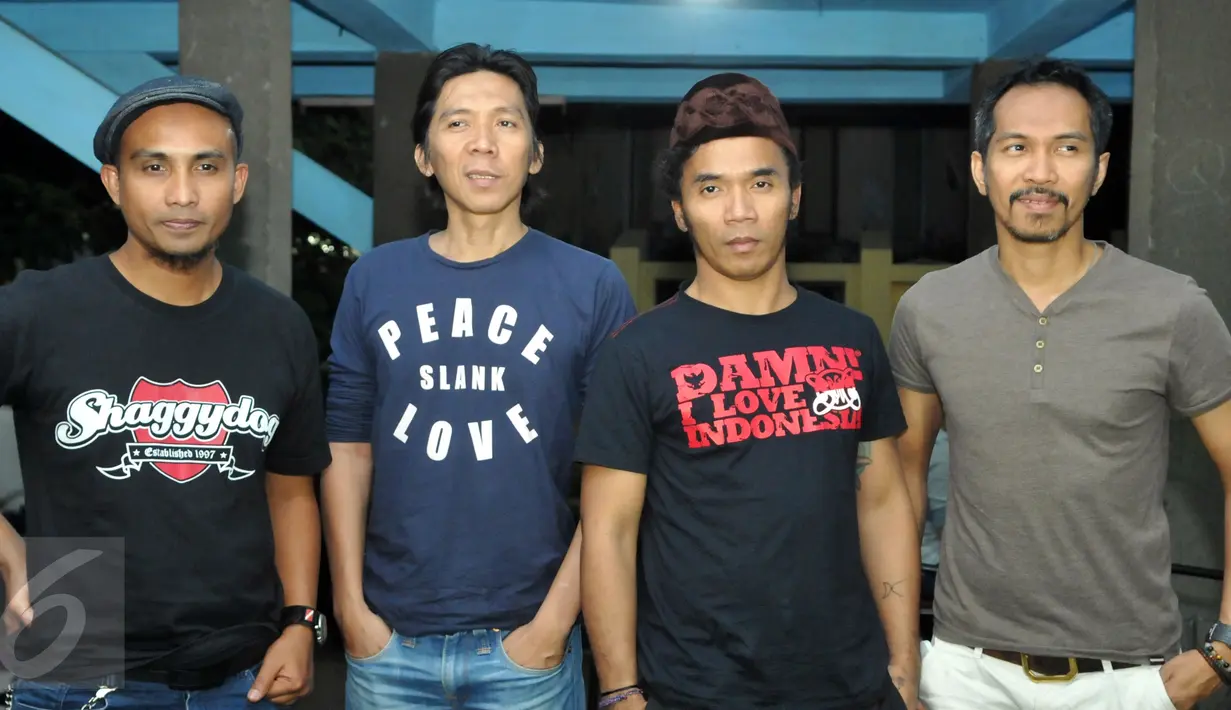 Slank menggelar konferensi pers terkait peluncuran single terbaru mereka bertajuk “Halal”, Jakarta, Rabu (24/6/2015). Single Halal adalah lagu reliji Slank yang berisi ajakan untuk tidak korupsi (Liputan6.com/Panji Diksana)