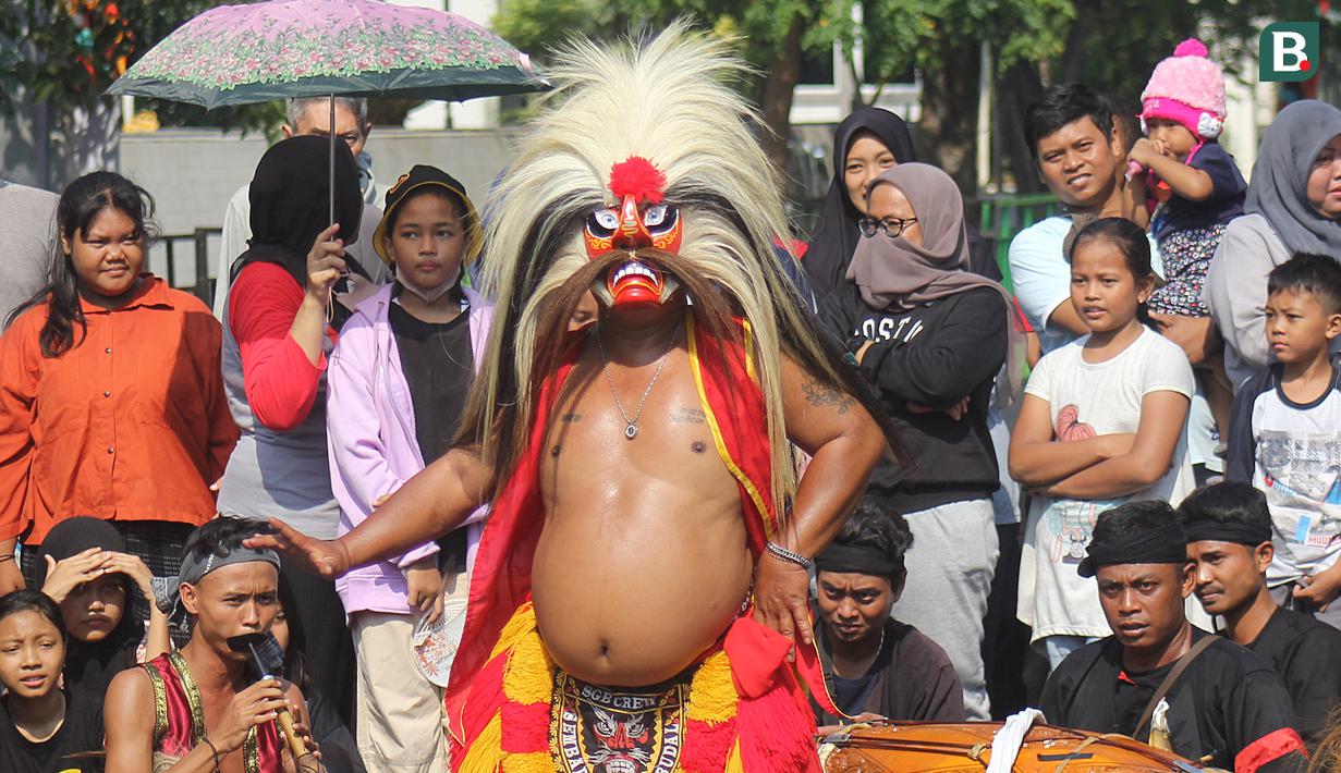 Kemeriahan rophy Experience Piala Dunia U-17 2023 di Surabaya juga diikuti oleh kelompok tari tradisional dari Jawa Timur. (Bola.com/Aditya Wany)