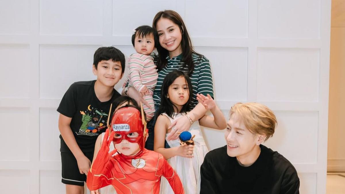 Potret Jackson Wang Mampir ke Rumah Raffi Ahmad, Ada Si Gemas Rayyanza dengan Kostum Superhero