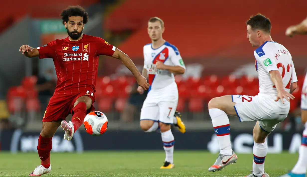 Penyerang Liverpool,  Mohamed Salah mengontrol bola saat bertanding melawan Crystal Palace pada lanjutan Liga Inggris di di Stadion Anfield di Liverpool, Inggris (24/6/2020). Liverpool menang telak 4-0 atas Crystal Palace. (Phil Noble/Pool via AP)