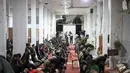 Ibadah atau amalan tersebut seperti beritikaf di Masjid; melaksanakan salat malam, baik itu tarawih maupun tahajud; membaca Al-Quran serta berzikir. Tampak dalam foto, umat Muslim melaksanakan salat malam di Masjid Mahaba yang rusak selama perang Israel-Hamas di Khan Yunis, Jalur Gaza selatan pada Senin 16 Maret 2026. (Bashar Taleb/AFP)