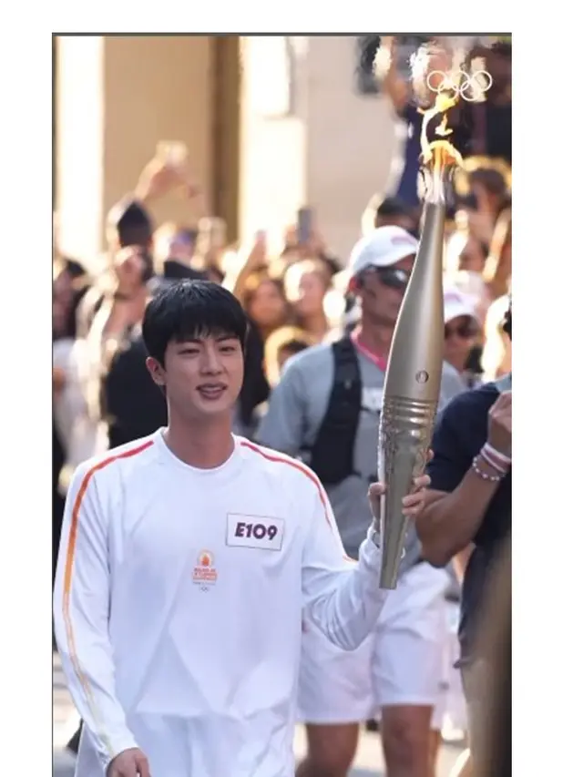 6 Potret Jin BTS Jadi Pembawa Obor Olimpiade Paris 2024, Ukir Sejarah