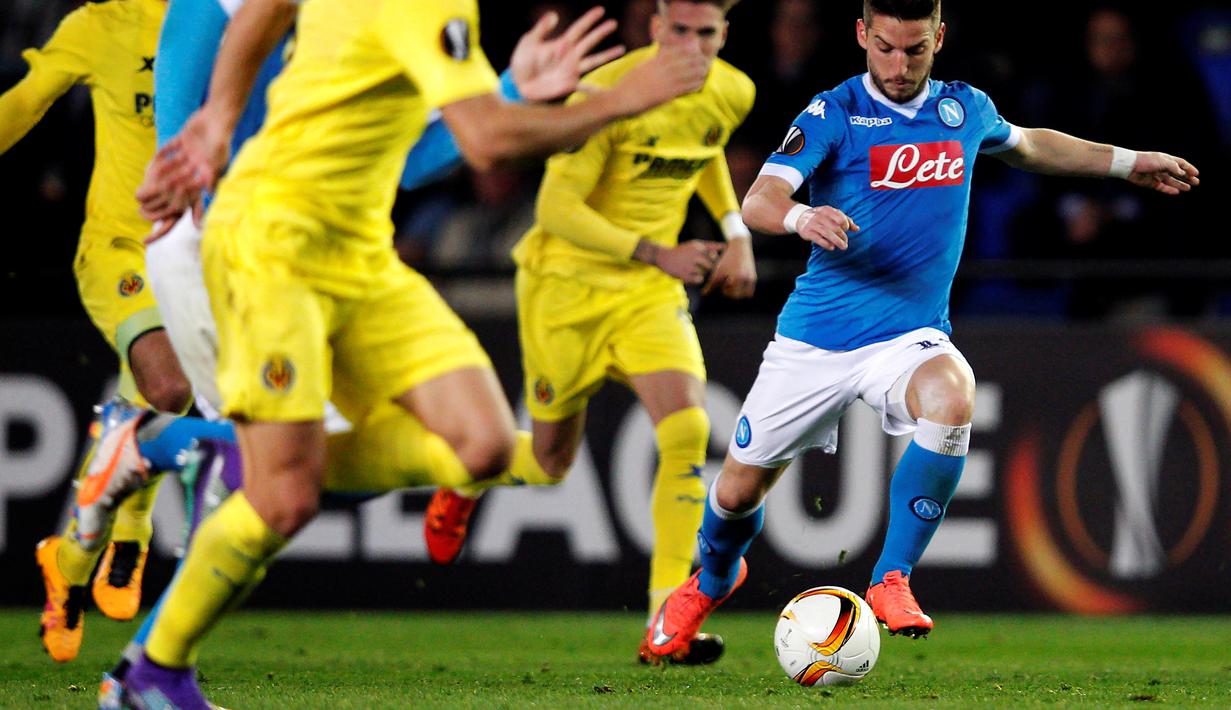 Pemain Napoli, Dries Mertens, berusaha melewati hadangan pemain Villarreal pada laga leg pertama 32 besar Liga Europa di Stadion Camp El Madrigal, Jumat (19/2/2016) dini hari WIB. (AFP/Jose Jordan)