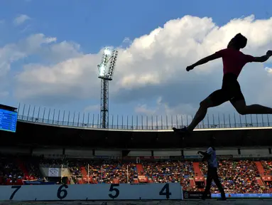 Atlet Huang Changzhou asal China beraksi pada arena lompat jauh kejuaraan IAAF World challenge Zlata Tretra (Golden Spike) athletics tournament di  Ostrava,( 20/5/2016). (AFP/Michal Cizek)