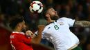 Striker Irlandia, Daryl Murphy, duel udara dengan bek Wales, Ashley Williams, pada laga kualifikasi Piala Dunia 2018 di Stadion Cardiff City, Cardiff, Senin (9/10/2017). Wales kalah 0-1 dari Irlandia. (AFP/Geoff Caddick)