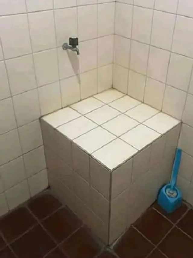 6 Potret Lantai Kamar Mandi Ini Nyeleneh, Enggak Habis Pikir