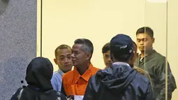 Komisioner KPU Wahyu Setiawan (ketiga kiri) usai menjalani pemeriksaan di Gedung KPK, Jakarta, Jumat (10/1/2020). KPK resmi menahan Wahyu Setiawan yang sebelumnya ditetapkan sebagai tersangka kasus suap terkait pergantian antar-waktu anggota DPR RI periode 2019-2024. (Liputan6.com/Herman Zakharia)