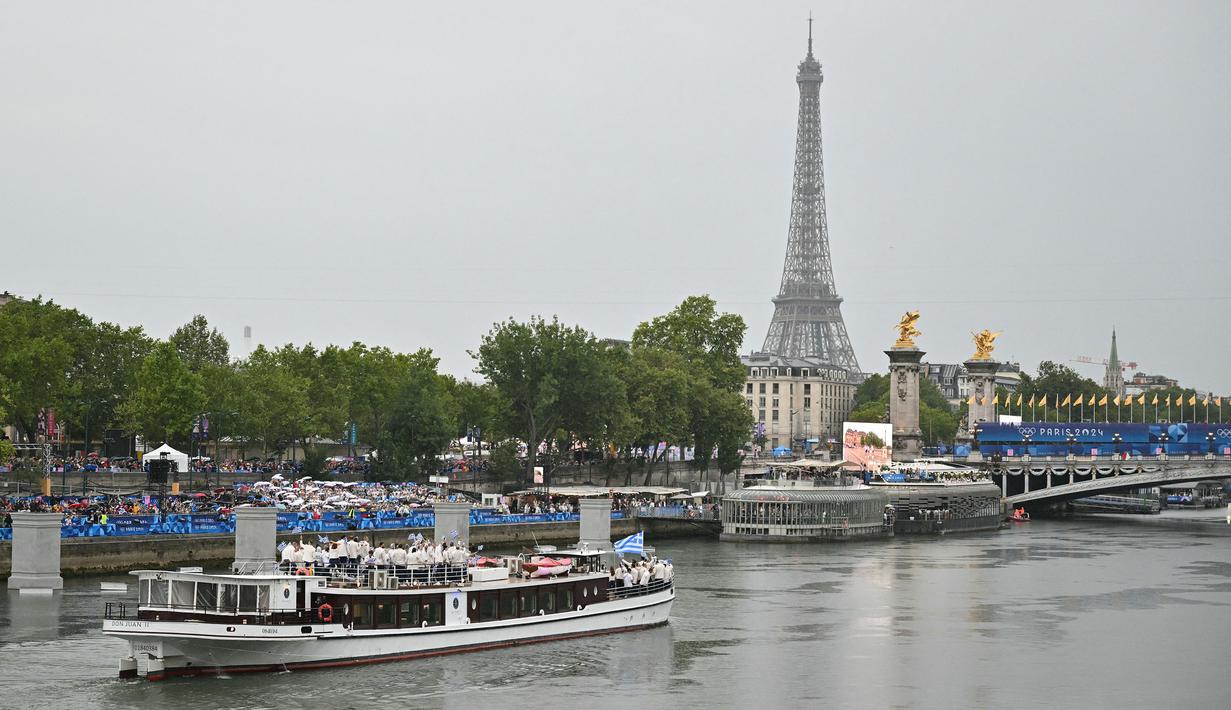 Kontingen Yunani berlayar di atas perahu saat upacara pembukaan Olimpiade Paris 2024 di Sungai Seine, Paris Prancis, 26 Juli 2024. (AFP/Andrej Isakovic)