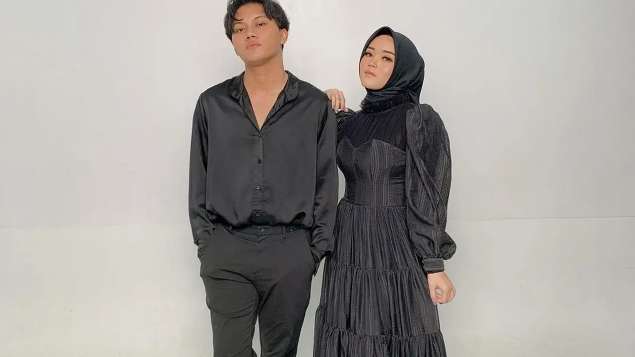 Gaya Rizky Febian dan Putri Delina Pakai Baju Warna Senada, Kompak