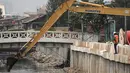 Sebuah eskavator diturunkan guna menyelesaikan pembangunan turap Kali Sunter Jakarta Utara, Selasa (18/12). Pembangunan turap ini merupakan bagian dari proyek normalisasi kali untuk mengantisipasi banjir di musim penghujan. Liputan6.com/Fery Pradolo)