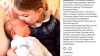 Putri Charlotte mencium  kening adik laki-lakinya, Pangeran Louis. (Instagram Kate Middleton)
