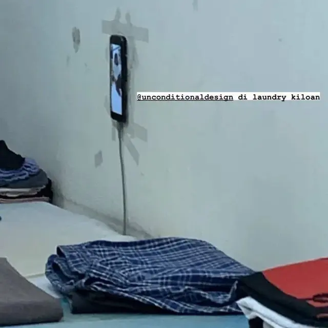 8 Aksi Nyeleneh Orang Enggak Punya Tripod saat Pakai Gadget Ini Kocak