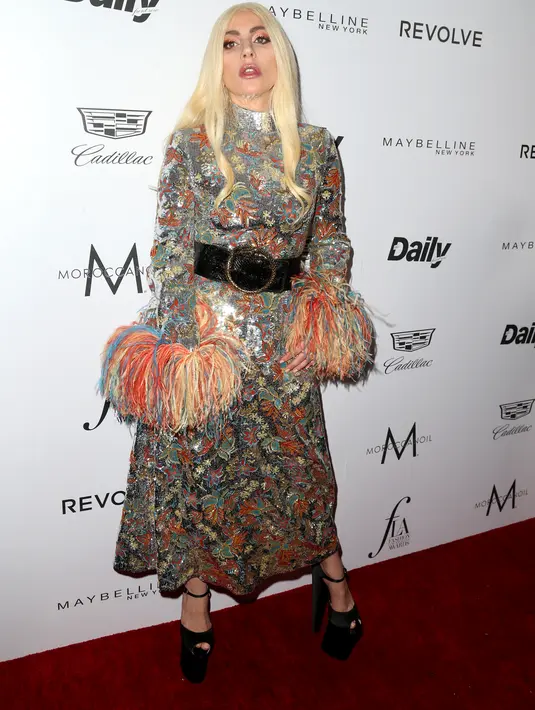 Kali ini, Lady Gaga istirahat sejenak dengan berbagai macam kostum 'Nyentrik'. Ia lebih memilih berganti gaya tomboi dan nyaris tak dikenali. (AFP/Bintang.com)