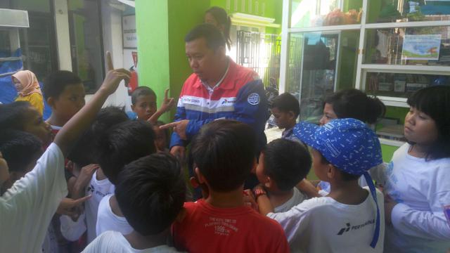 Unit Manager CSR & Communication Pertamina MOR VII, Hatim Ilwan, saat mengajak anak anak tebak tebakan.