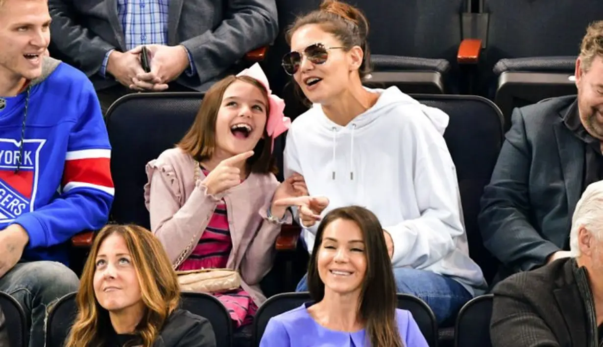 Waah, selamat belajar akting dan semoga berhasil di dunia Hollywood ya, Suri! (footwearnews)