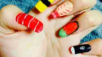 Wanita asal Jepang membuat nail art dengan motif sushi.