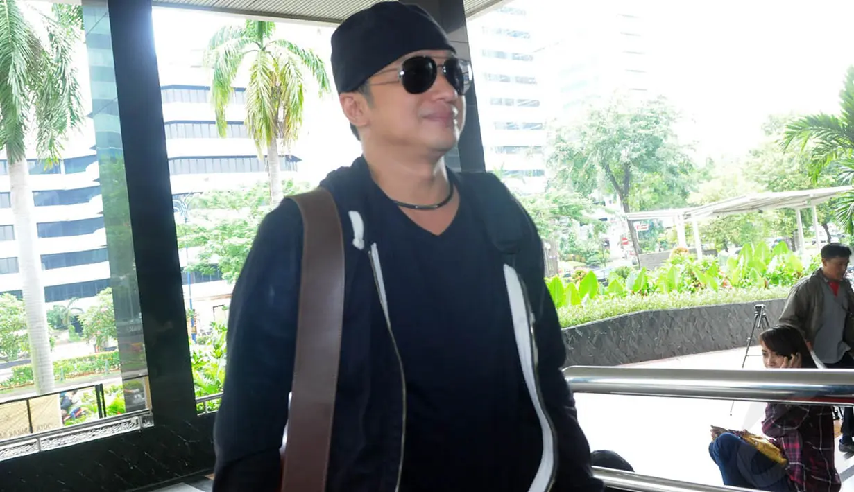 Penyanyi bernama lengkap Raden Rizki Mulyawan Kertanegara Hayang Denada Kusuma atau sering di sapa Dik Doank mengatakan ia mau mengamen. Jumat (25/7/14) (Liputan6.com/Faisal R Syam) 