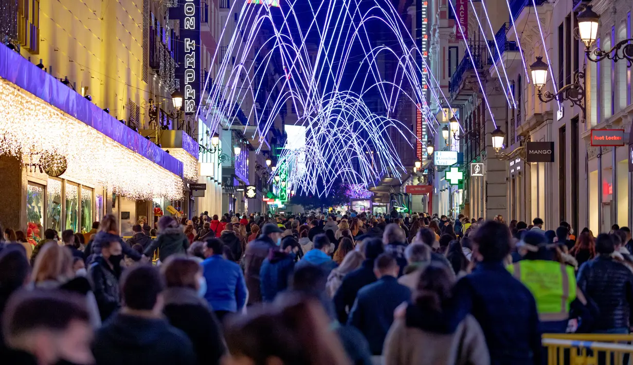 Alun-alun Puerta del Sol didekorasi dengan lampu-lampu hias di Madrid, ibu kota Spanyol, pada 28 November 2020. Lampu-lampu hias untuk menyemarakkan perayaan Natal itu dipasang mulai 26 November 2020 hingga 6 Januari 2021. (Xinhua/Meng Dingbo)