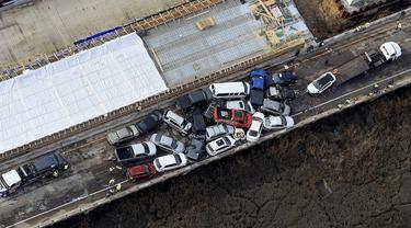 Tabrakan beruntun melibatkan lebih dari 60 mobil terjadi di jalan raya utama Virginia, Amerika Serikat. (AP)