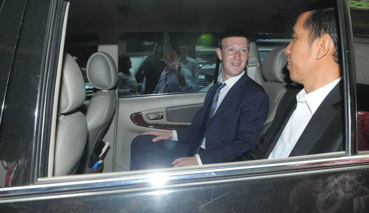 Usai blusukan, Jokowi dan Mark Zurkerberg kembali ke Balaikota dengan menumpang mobil Toyota Innova, Jakarta, (13/10/14). (Liputan6.com/Herman Zakharia) 