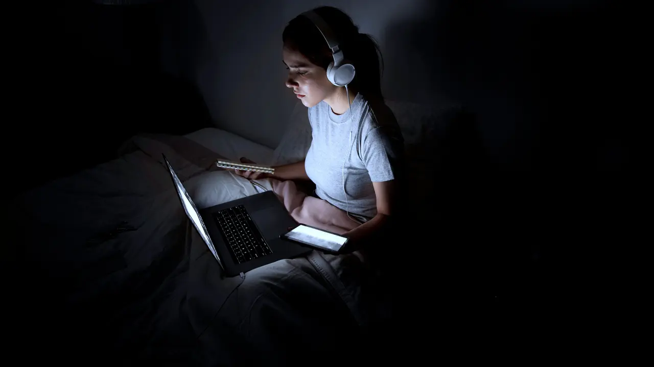 Cahaya Biru pada Gadget Bisa Mengganggu Pola Tidur