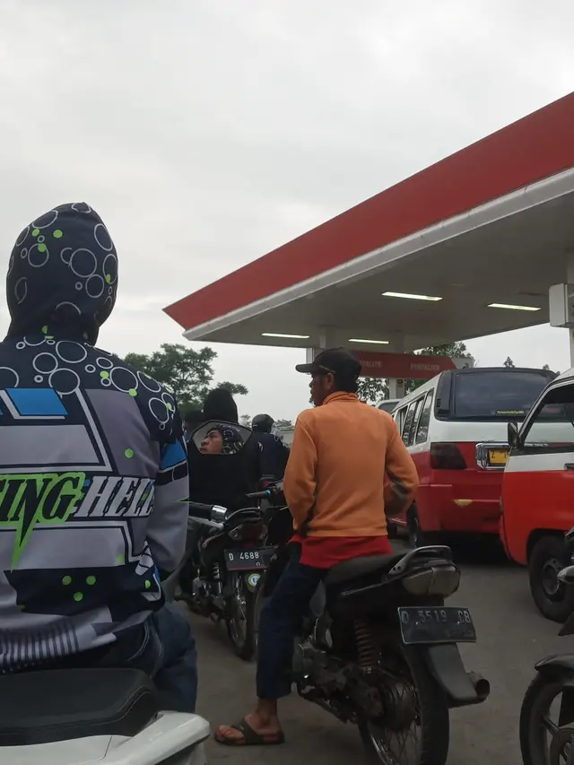 Antrian kendaraan angkot Garut, Jawa Barat di salah satu stasiun pengisian bahan bakar setelah pengumuman kenaikan BBM oleh pemerintah. (Liputan6.com/Jayadi Supriadin)
