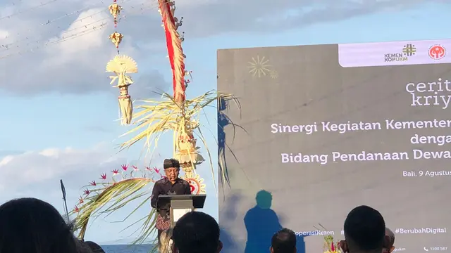 Kementerian koperasi dan UKM (KemenkopUKM) menyerahkan Kredit Usaha Rakyat (KUR) sebesar Rp 850 juta ke lima UMKM di Bali