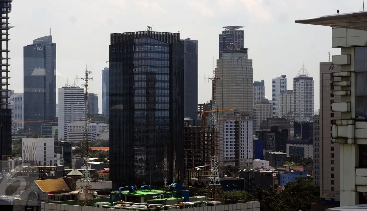 Pemandangan gedung bertingkat dari lantai 15 Gedung Mina Bahari IV KPP, Rabu (26/10). Hingga akhir 2015 tercatat ada 13 pencakar langit dengan ketinggian di atas 200 meter, salah satunya Wisma 46 dengan 261,9 meter. (Liputan6.com/Helmi Fithriansyah)