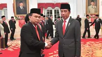 Presiden Joko Widodo atau Jokowi (kanan) menyalami Budi Arie Setiadi saat melantiknya sebagai Menteri Komunikasi dan Informatika (Menkominfo) baru di Istana Kepresidenan, Jakarta, Senin (17/7/2023). Budi Arie Setiadi menjabat Menkominfo untuk sisa masa jabatan periode 2019-2024. (Biro Pers Sekretariat Presiden/Agus suparto)